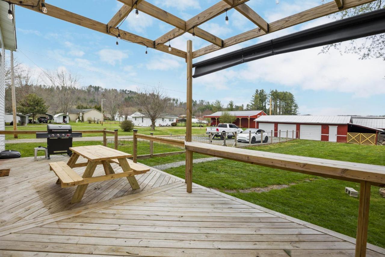 Charming 4 Bedroom Farmhouse With Large Backyard For Entertaining Mountain City Extérieur photo