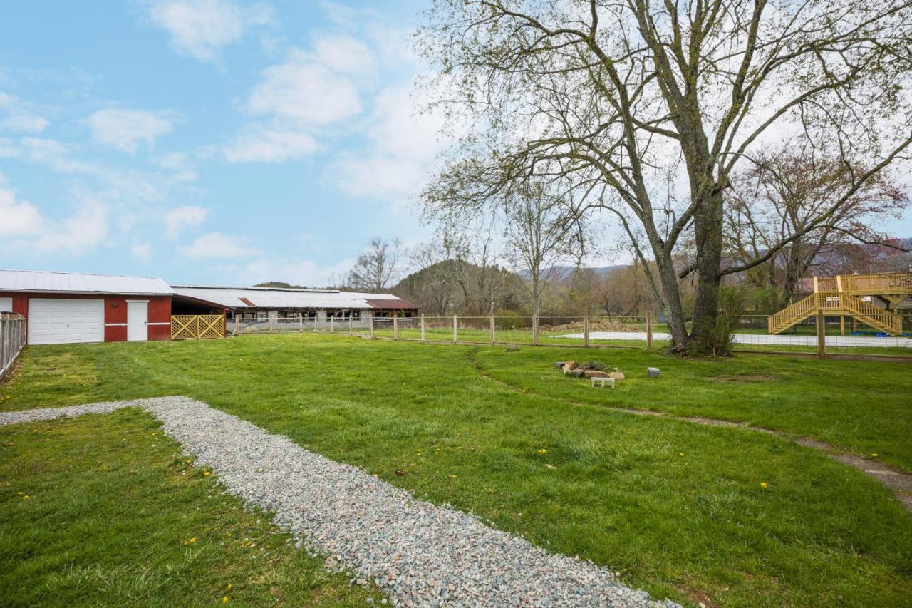 Charming 4 Bedroom Farmhouse With Large Backyard For Entertaining Mountain City Extérieur photo